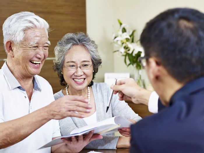 09-bao-hiem-suc-khoe-cho-nguoi-gia-1