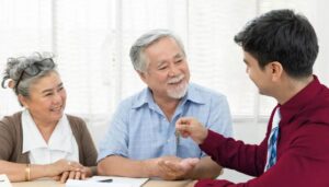 25-bao-hiem-suc-khoe-nguoi-cao-tuoi-1