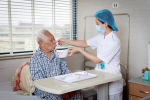 26-bao-hiem-suc-khoe-cho-nguoi-gia-1